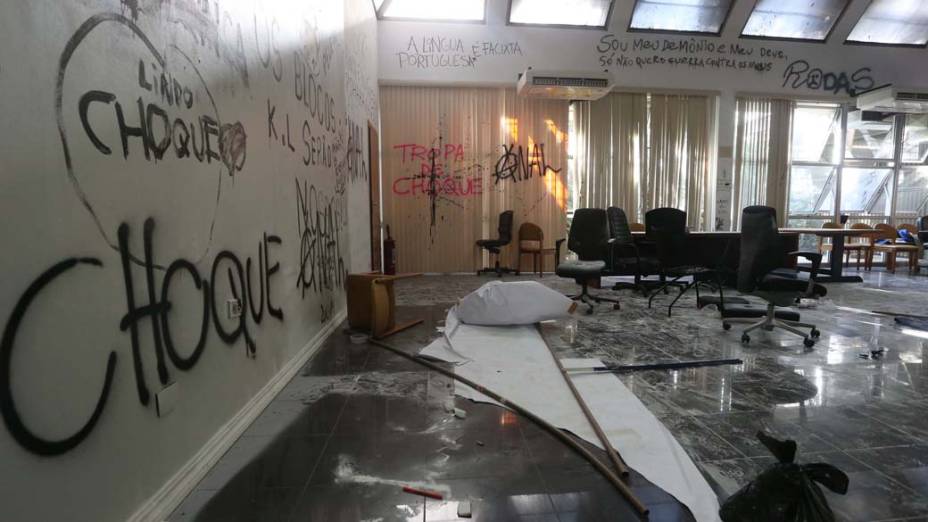 Paredes do prédio da reitoria foram pichadas durante ocupação. USP contabiliza prejuízos