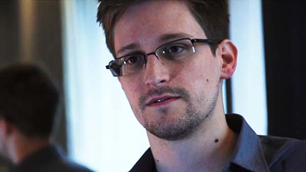 Edward Snowden, analista de defesa dos EUA, revelou um dos principais programas de vigilância secretos norte-americanos. Na imagem acima, ele concede entrevista em vídeo, em seu quarto de hotel em Hong Kong