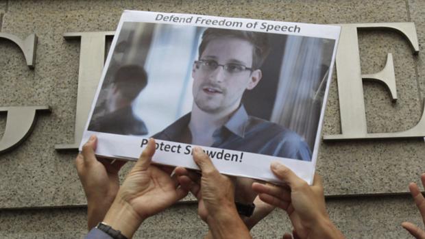 Manifestantes seguram foto de Edward Snowden, que revelou informações sobre os programas secretos de vigilância dos EUA e da Grã-Bretanha, durante um protesto a favor do americano em Hong Kong
