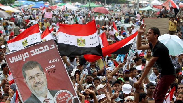 Seguidores de Mohamed Mursi aguardam o resultado das eleições presidenciais no Egito