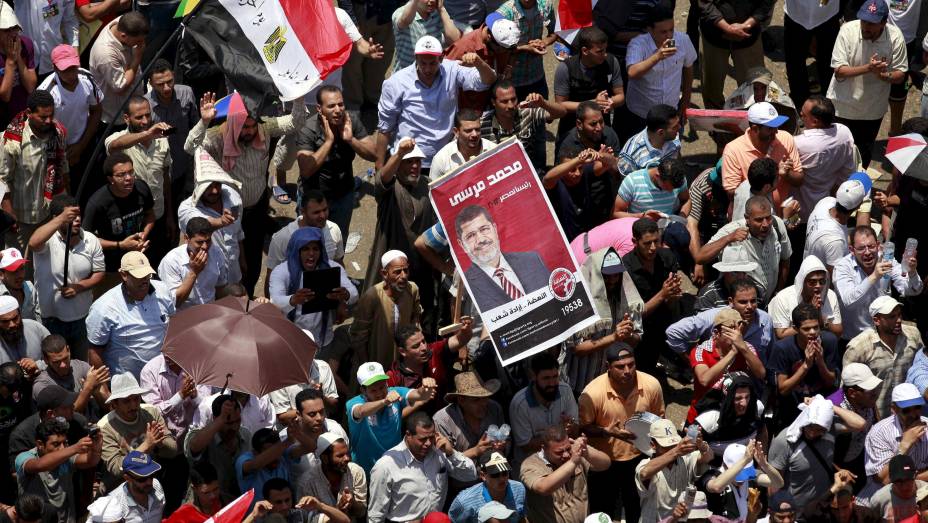 Seguidores de Mohamed Mursi comemoram na praça Tahir, no Egito