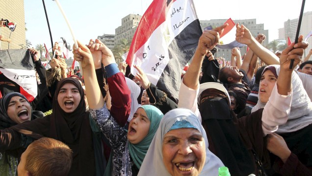 Seguidores de Mohamed Mursi comemoram na praça Tahir, no Egito