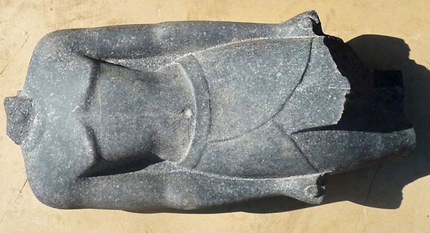 estátua de faraó encontrada em luxor