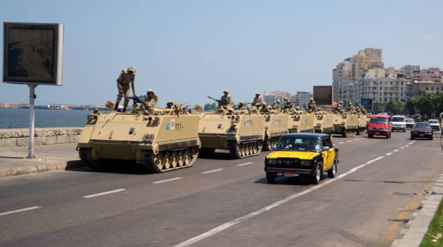 Tanques do exército egípcio na avenida costeira de Alexandria