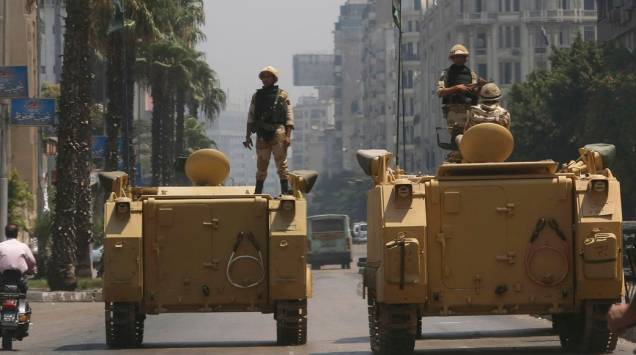 Tanques posicionados em frente da estação de televisão estatal, no Cairo