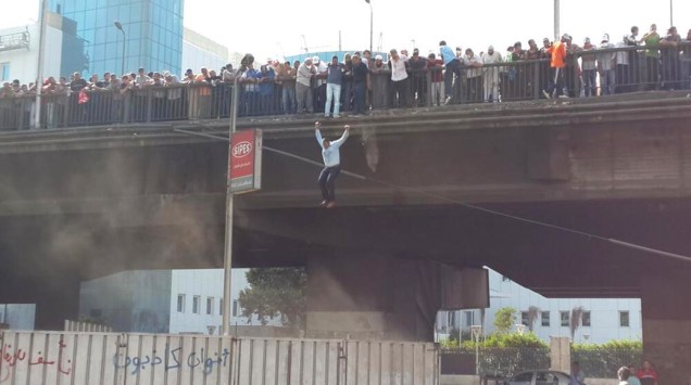 Homem pula de ponte durante manifestações no Egito