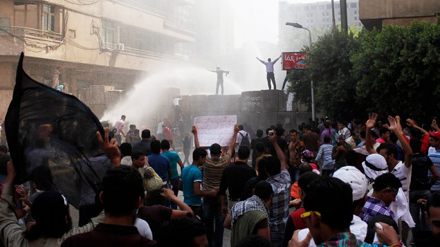 Manifestantes durante conflitos nesta sexta-feira (14), perto da praça Tahir, no Cairo, capital do Egito. Eles protestavam contra filme considerado ofensivo ao Islã