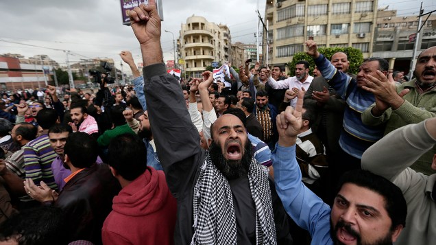 Manifestantes entoam gritos de apoio ao presidente Mohamed Mursi, durante confrontos com opositores do governo em frente ao palácio presidencial, no Cairo