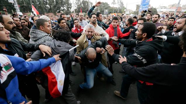 Partidários e opositores do presidente se enfrentam próximo ao palácio presidencial, no Cairo