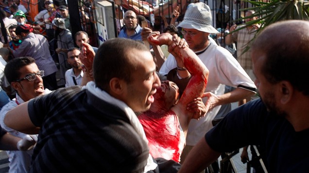Islamita é carregado após ser alvejado durante confronto com soldados no Cairo