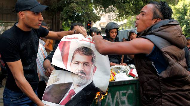 No Cairo, manifestantes queimam imagem do presidente deposto Mohamed Mursi
