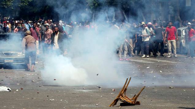Partidários de Mursi em confronto com opositores e a polícia, no Cairo