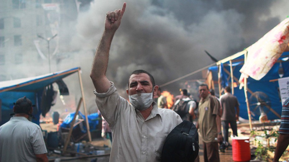 Membro da Irmandade Muçulmana e apoiador do presidente deposto presidente Mohamed Mursi, durante confrontos com a polícia no Cairo - (14/08/2013)<br><br>