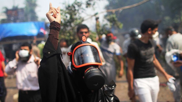 Membro da Irmandade Muçulmana e apoiadora do presidente deposto presidente Mohamed Mursi, durante confrontos com a polícia no Cairo - (14/08/2013)