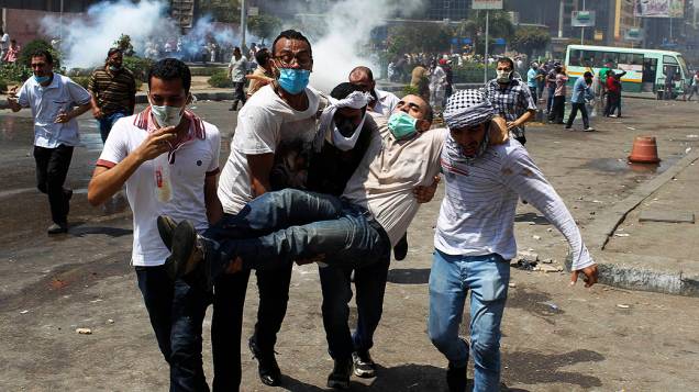 Membros da Irmandade Muçulmana e apoiadores do presidente deposto, Mohamed Mursi entram em confronto com a polícia e o exército na praça Rabaa Adawiya, onde estão acampados, no Cairo - (14/08/2013)