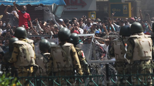 Membros da Irmandade Muçulmana e apoiadores do presidente deposto, Mohamed Mursi entram em confronto com a polícia e o exército na praça Rabaa Adawiya, onde estão acampados, no Cairo - (14/08/2013)