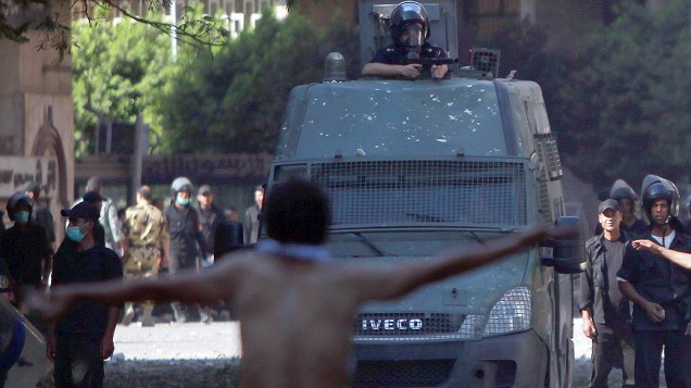 Manifestantes e policiais se enfrentam perto da embaixada americana no Cairo (Egito)