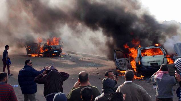 Manifestantes contra o governo do predidente Mohamed Mursi, ateiam fogo em carros durante protesto, em 14/12/2012