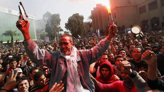 O pai de um torcedor do Al Ahly, morto no estádio de Port Said, comemora no Cairo a condenação de acusados pelo massacre