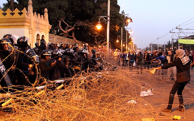 Polícia dispersa manifestantes perto do Palácio de Governo, no Cairo