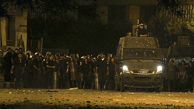Policiais egípcios formam barreira ao redor da embaixada americana no Cairo