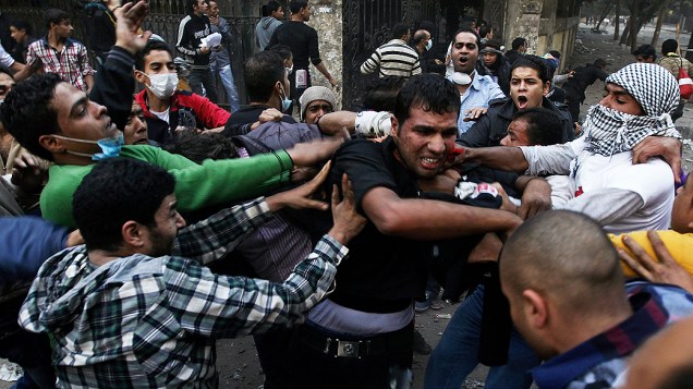 Um grupo de manifestantes voltou a enfrentar a polícia na praça Tahrir, no Cairo, capital do Egito, nesta quarta-feira (28)