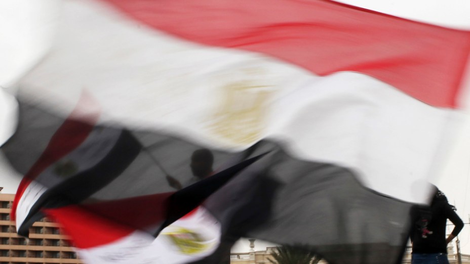 Manifestantes, cantam slogans anti-Mursi na Praça Tahrir, no Cairo