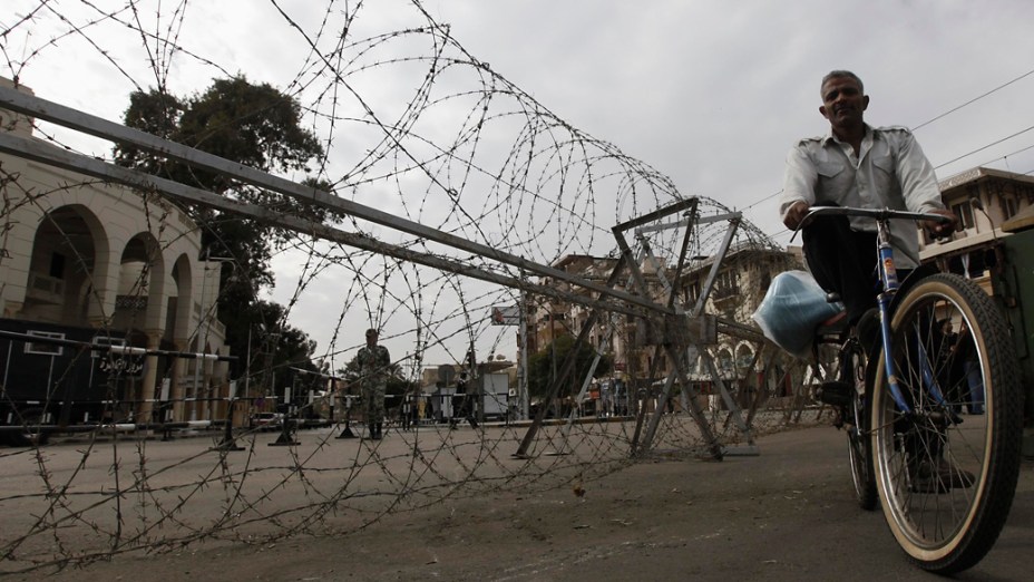 Homem anda de bicicleta em frente ao palácio presidencial antes de manifestação contra o presidente Mohamed Mursi, no Cairo
