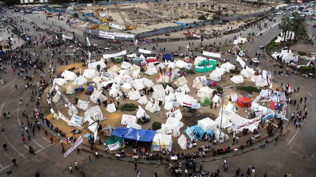 Manifestantes anti-Mursi acampam na praça Tahrir, no Cairo