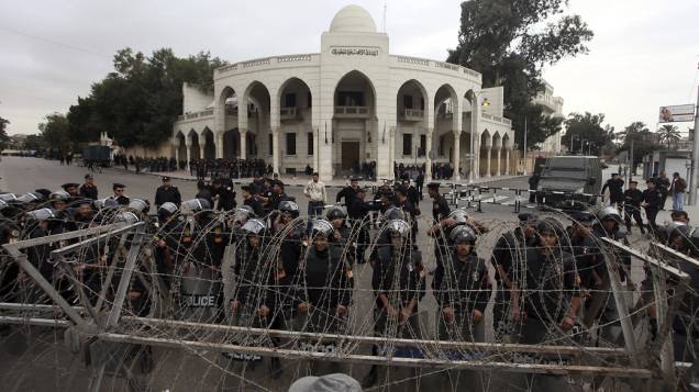 Políciais egípcios protegem palácio presidencial antes de manifestação, no Cairo