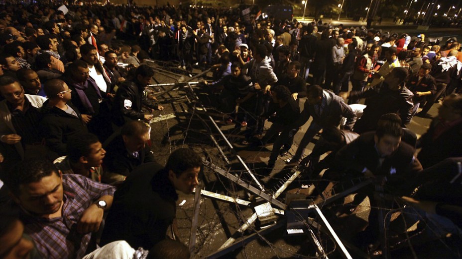 Polícia egípcia dispersa manifestantes durante protestos anti-Mursi em frente ao palácio presidencial, no Cairo