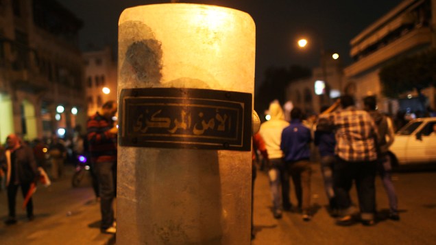 Manifestante carrega escudo da polícia de choque durante protesto em frente ao palácio presidencial, no Cairo