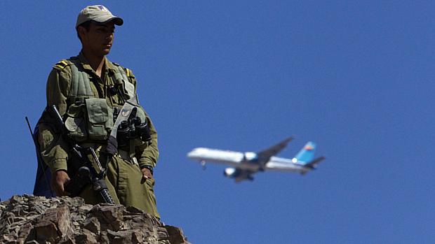 Soldado israelense faz vigília em Eilat, perto da fronteira com a península do Sinai