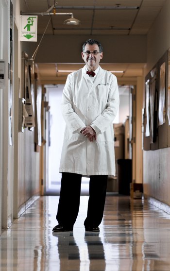 O médico brasileiro Mario Eisenberger, no laboratório da Universidade Johns Hopkins