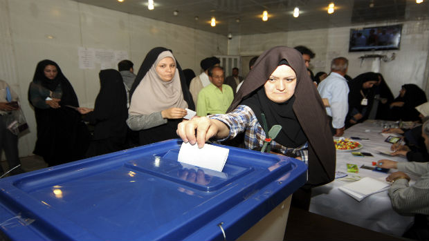 Eleitora vota para presidente no Irã