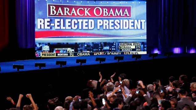 Painel colocado pela campanha de Obama em Chicago anuncia reeleição do presidente