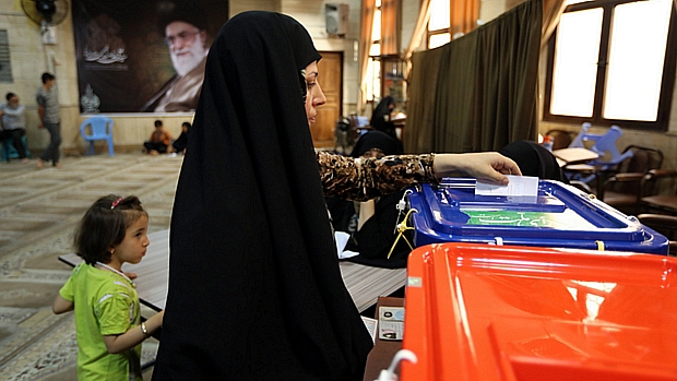 Iraniana aguarda momento de votar para presidente
