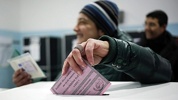 Mulher deposita voto em Roma durante a eleição na Itália