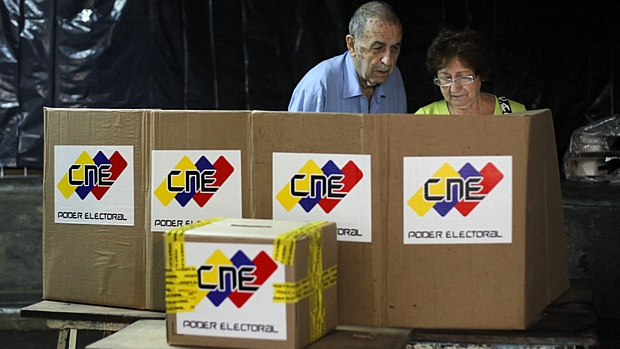 Venezuelanos votam durante eleições regionais neste domingo