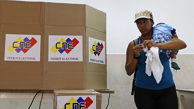 Venezuelana limpa dedo após votar na eleição presidencial