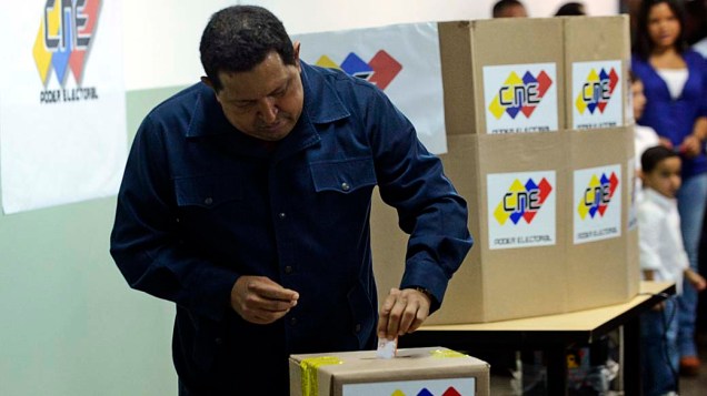 Hugo Chávez vota durante a eleição presidencial, em Caracas, Venezuela