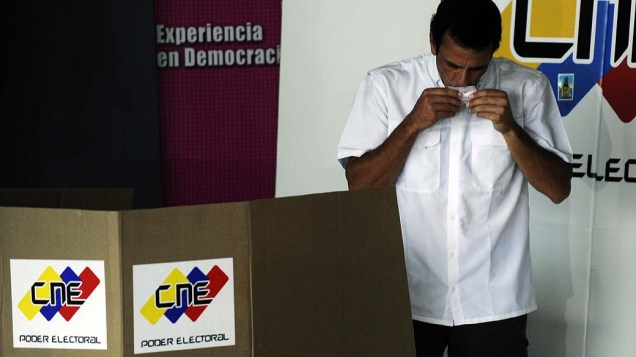 Henrique Capriles vota durante a eleição presidencial, em Caracas, Venezuela