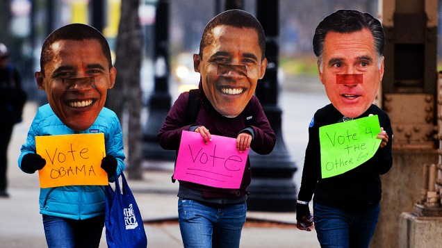 Eleitores mascarados fazem campanha por Obama em Chicago, Illinois. À direita, Romney mostra no cartaz a frase: Vote no outro cara!