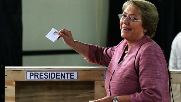 Michelle Bachelet durante a votação em uma seção eleitoral em Santiago, neste domingo (17)