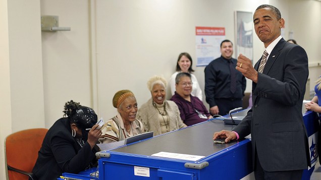 Barack Obama brinca com mesárias antes de votar, em Chicago. O Presidente americano utilizou-se do recurso de voto antecipado, autorizado em vários estados