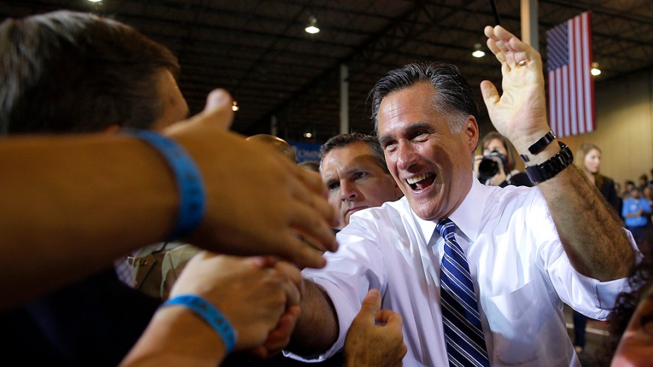 Mitt Romney cumprimenta partidários, em Ohio