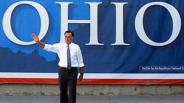 Em Ohio, o candidato à presidência Mitt Romney acena para eleitores