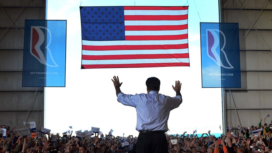 O candidato Mitt Romney em comício no Colorado
