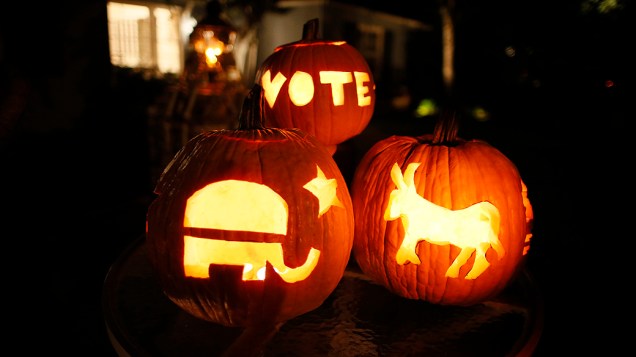 Símbolos dos partidos republicano (elefante) e democrata (jumento) dos Estados Unidos são esculpidos em abóboras na noite de Halloween em Santa Mônica, na Califórnia