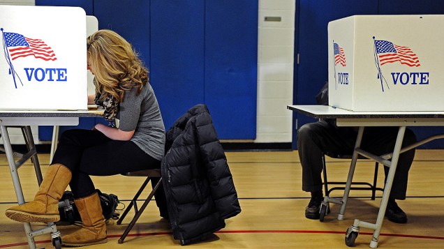 Eleitores votam em Alexandria, Virginia, nos Estados Unidos